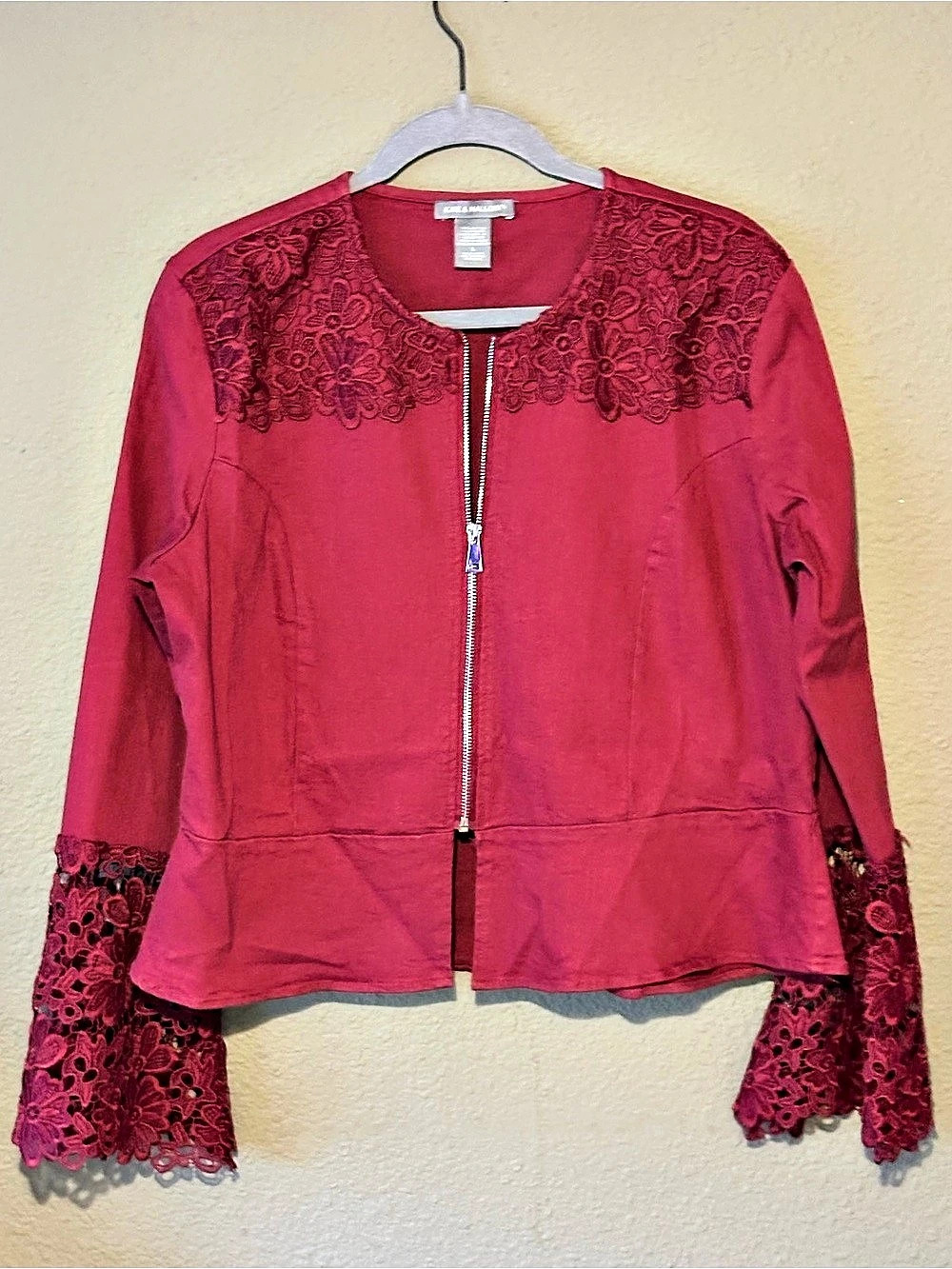 Kate & Mallory Woven & Lace Bell Sleeve Zip Front Peplum Jacket burgundy Large